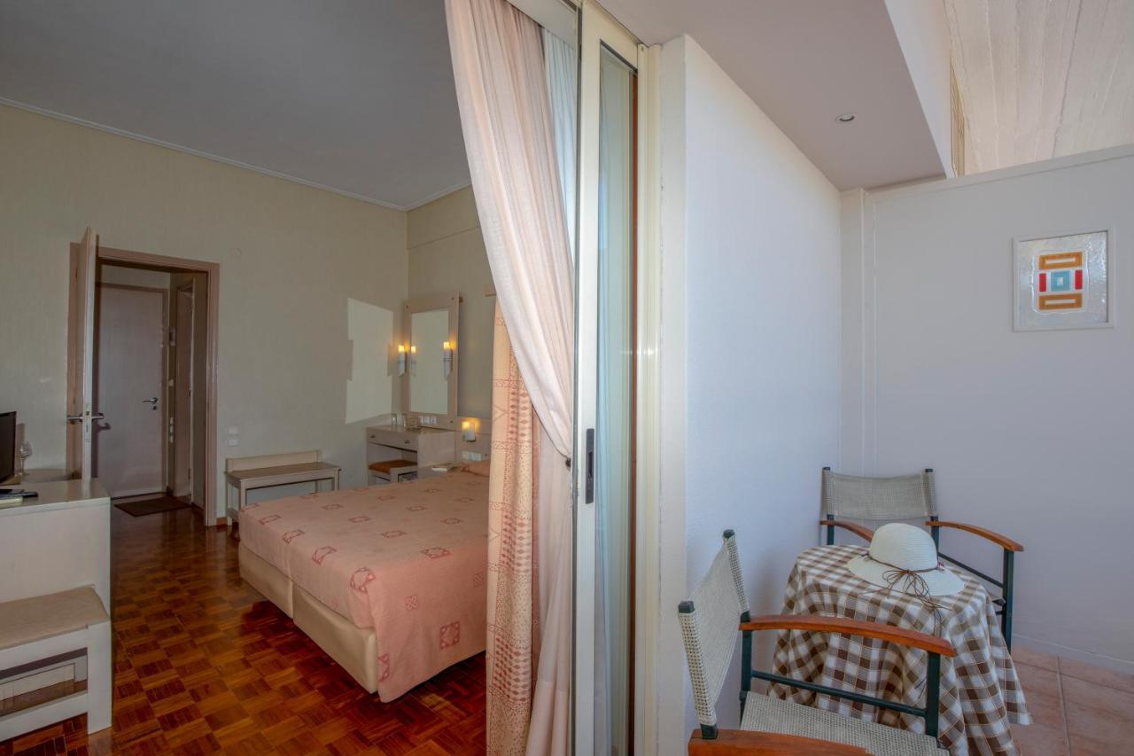 Hotel Kypreos كامينا فورلا المظهر الخارجي الصورة
